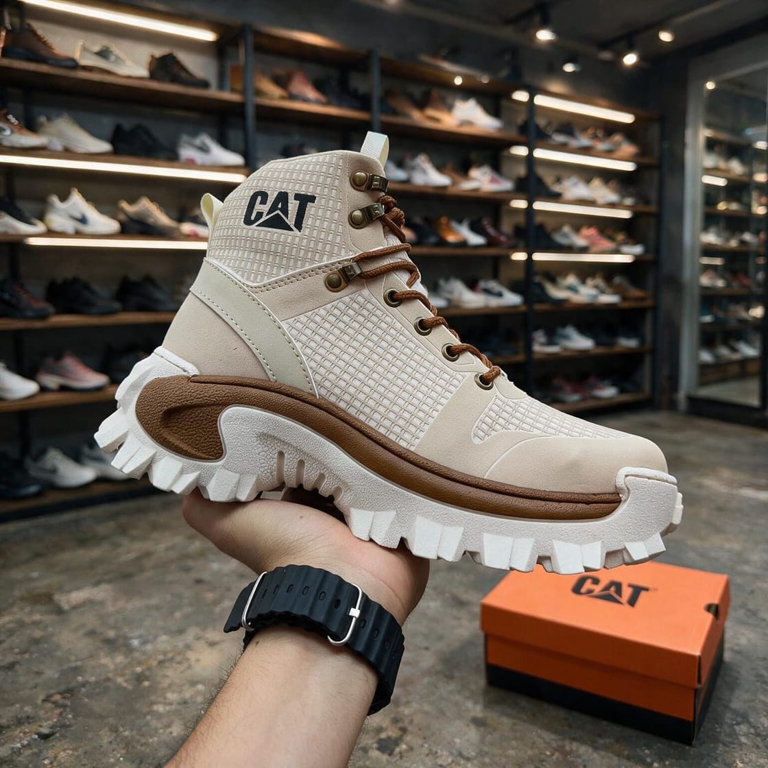 Botín CAT Explorer beige con acentos marrón caramelo — producto destacado de ZAPATOS YA
